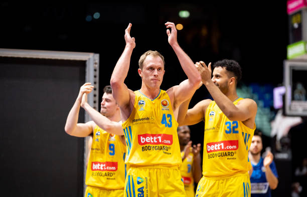 并在进攻端 并在进攻端