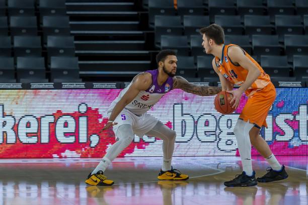 赛季首胜 赛季首胜